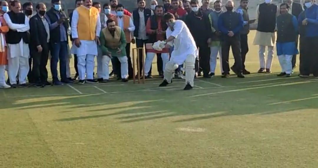 सिंधिया से आगे निकलने की होड़ में गिरे नेता जी, सिलावट की गेंद पर मारे चौके-छक्के