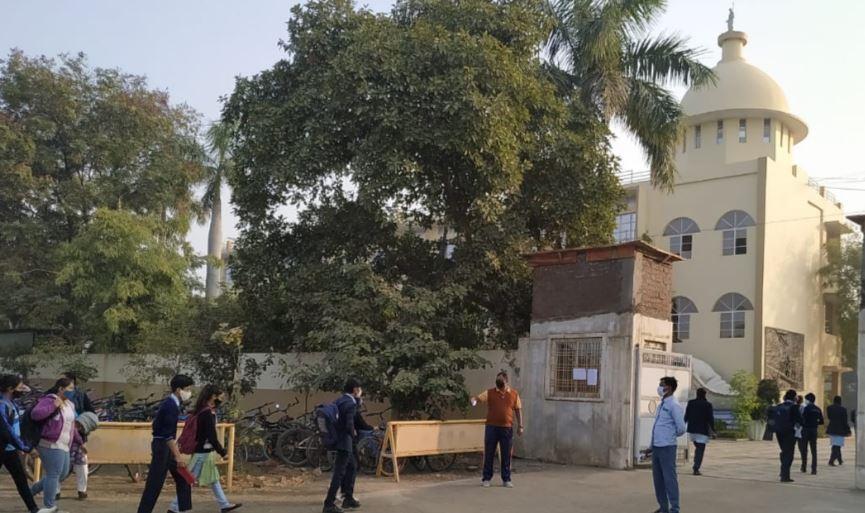 MP School: सीएम के निर्देशों का उल्लंघन, छात्रों की जान से खिलवाड़, अधिकारी बेखबर