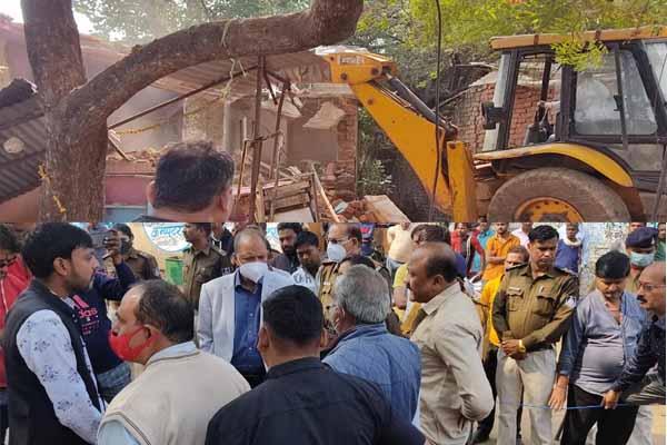 जबलपुर में सूदखोरों के खिलाफ चला प्रशासन का बुल्डोजर, शासकीय भूमि कराई मुक्त