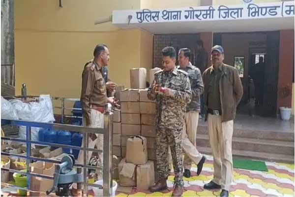 भिंड पुलिस ने अवैध शराब फैक्ट्री पर की बड़ी कार्रवाई, 15 लाख रु का सामान जप्त, आरोपी गिफ्तार