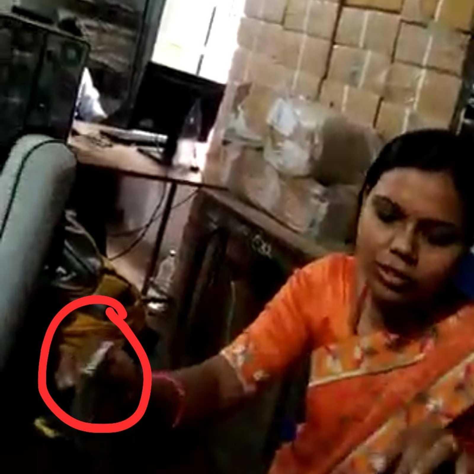 महिला पटवारी का किसान से रिश्वत लेते Video Viral, कहा – यह सब नॉर्मल