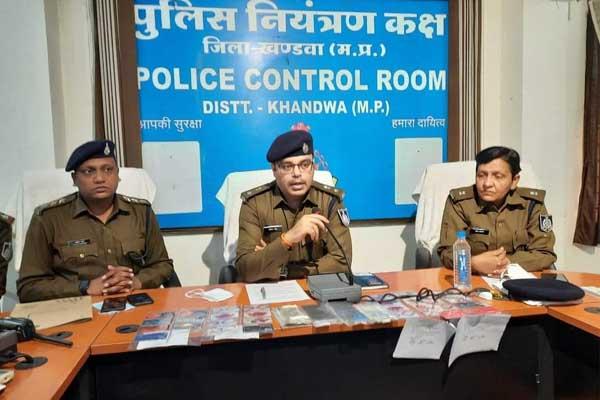 खंडवा : एसबीआई बैंक के एटीएम मशीन में छेड़छाड़ कर लाखों रुपये निकालने वाले दो बदमाश गिरफ्तार