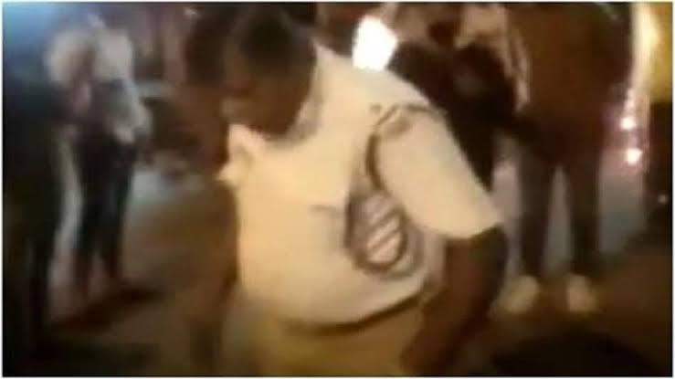 महिला को बाल पकड़कर लात मारने वाले एएसआई का वीडियो वायरल