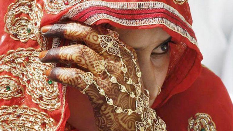 अवैध रेत से लदी ट्रैक्टर ट्रॉली ने नवविवाहित जोड़े की कार को मारी टक्कर, दूल्हा-दुल्हन समेत 4 गंभीर घायल