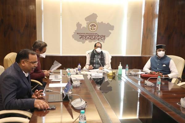 बढ़ते कोरोना केस पर सीएम शिवराज की बड़ी बैठक, अधिकारियों को मिले निर्देश- शीघ्र लागू हो ये व्यवस्था
