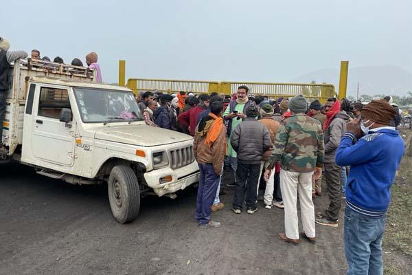 सिंगरौली : कंपनी में कार्य के दौरान झुलसे व्यक्ति ने इलाज के दौरान तोड़ा दम, गुस्साए ग्रामीणों ने शव को कंपनी गेट पर रखकर शुरू किया प्रदर्शन