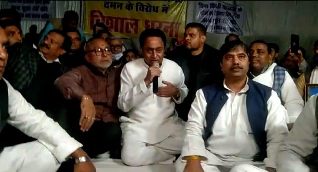 सब्जी मंडी की सियासत : ग्वालियर आये कमलनाथ, धरने में बैठे, बोले – मैं इनकी लड़ाई लड़ने आया हूँ