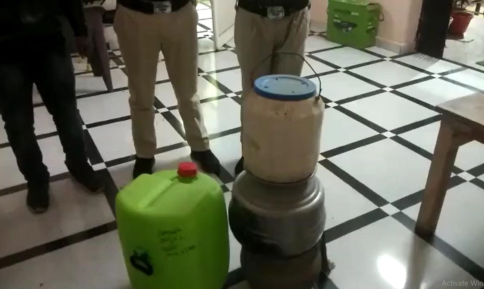 Bhind News : अवैध देसी शराब बनाने वाले कारोबारी को पुलिस ने रंगे हाथों पकड़ा