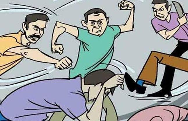 घर से भाग रहे प्रेमी-प्रेमिका चढ़े लड़की के घरवालों के हत्थे, सरेआम ही लड़के को जमकर पीटा