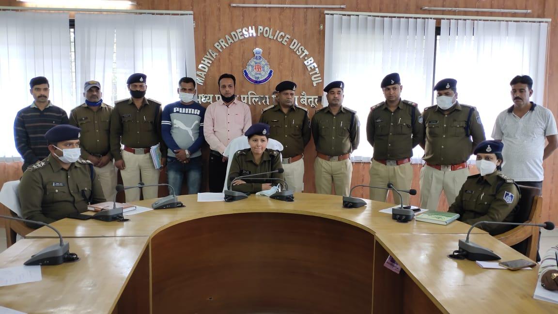 Betul News : गाड़ी की नंबर प्लेट बदल-बदल कर एटीएम से करते थे चोरी, इस प्लान से पुलिस ने धर दबोचा