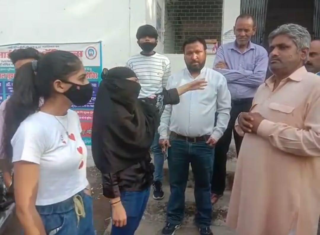 अंतरराष्ट्रीय महिला दिवस पर लड़कियों के साथ मारपीट और छेड़छाड़, तीन हिरासत में