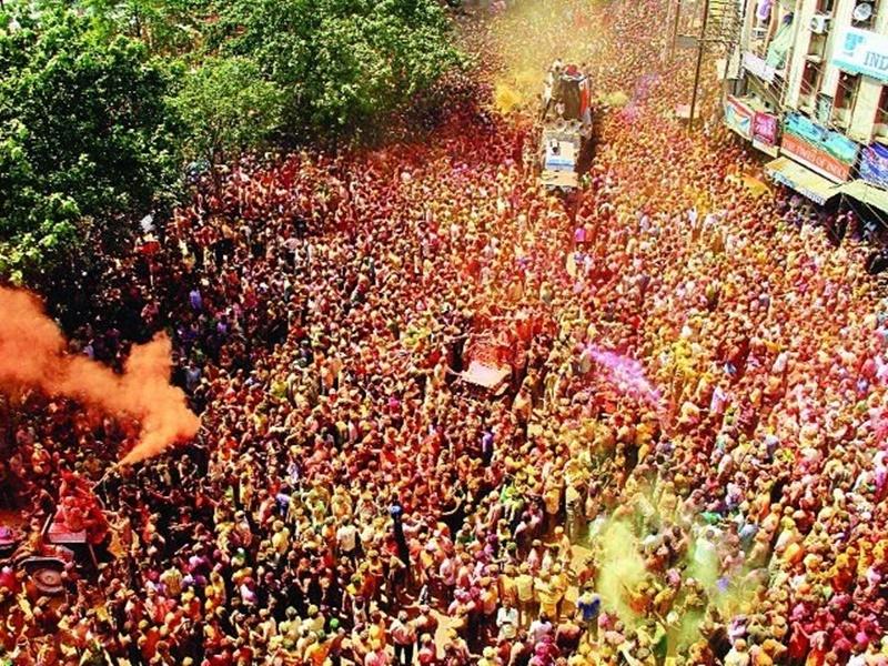 Indore Rangpanchmi Gair : होली के लिए मशहूर एमपी का इंदौर शहर, रंगों की वर्षा में लाखों लोग होते हैं इकट्ठा