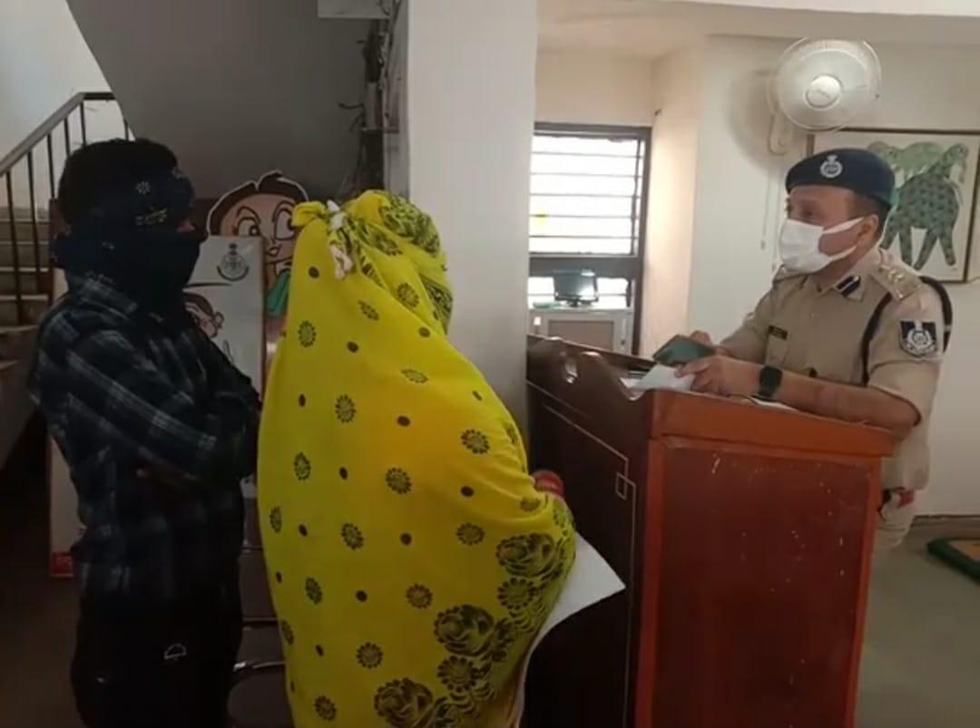 इंटर कास्ट लव मैरिज से बौखलाए परिजन, दी जान से मारने धमकी, प्रेमी जोड़ा पहुंचा SP के पास