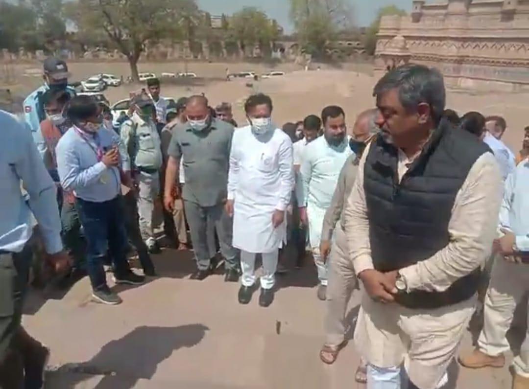 Gwalior किले पर गंदगी देख भड़के पर्यटन मंत्री, बोले- नहीं कर सकते हो तो राज्य सरकार को दे दें ?
