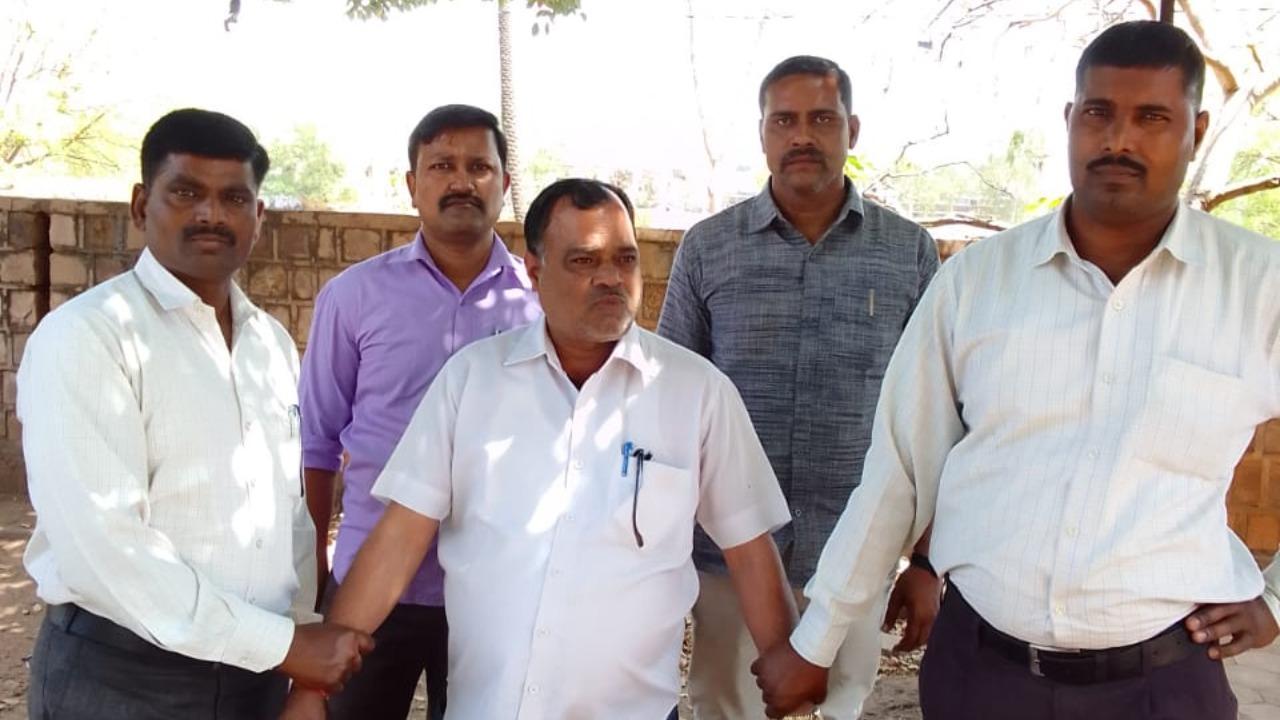 MP में लोकायुक्त का एक्शन- आदिम जाति कल्याण विभाग का बाबू 80000 की रिश्वत लेते गिरफ्तार