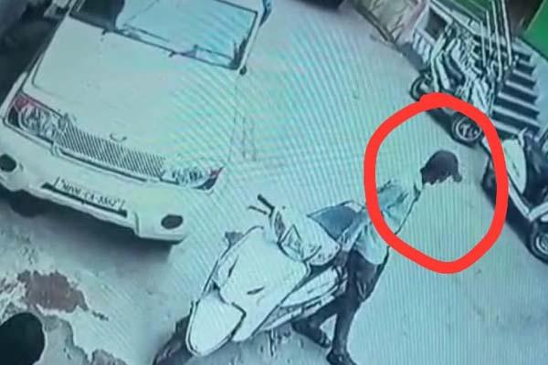 MP News : स्कूटी की डिग्गी से दो लाख रुपये पार, सीसीटीवी फुटेेज में दिखा बदमाश