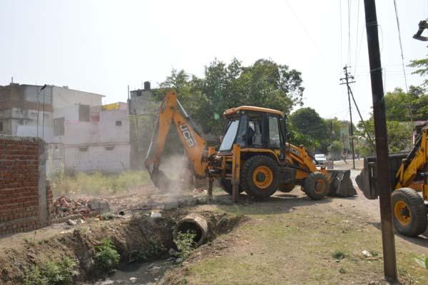 MP News : भू-माफिया के खिलाफ चला मामा का बुलडोजर, 14 करोड़ रु की शासकीय जमीन को अवैध कब्जे से कराई मुक्त
