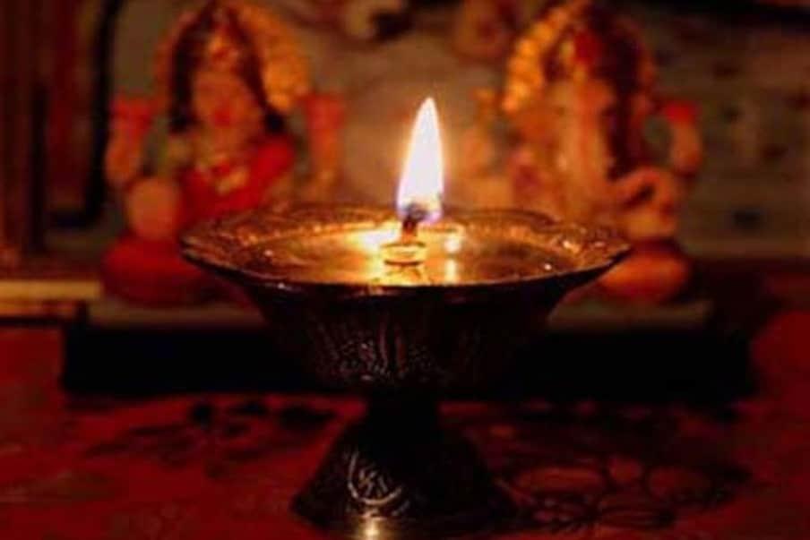 किसी भी पूजा के समय आखिर क्यों प्रज्वलित करते हैं दीप, जाने इसका महत्व