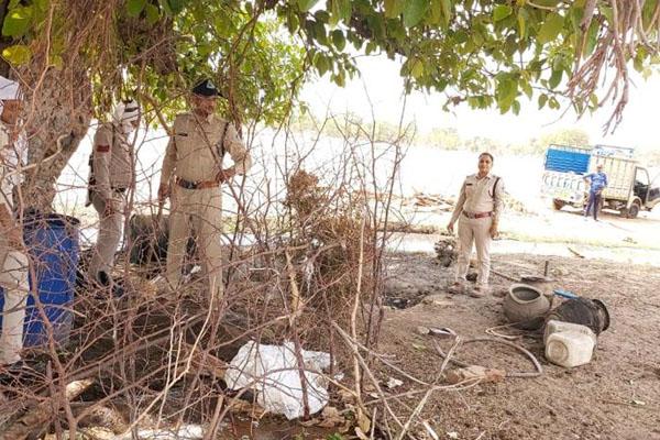 पिछोर पुलिस की बड़ी कार्रवाई, अवैध शराब के अड्डों पर छापा मारकर 2000 लीटर लहान किया जब्त