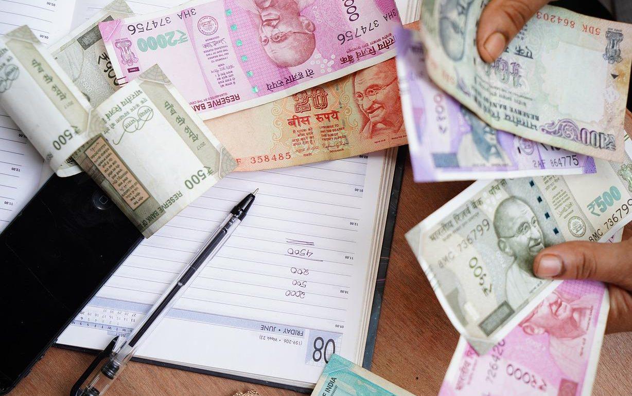 थोक महंगाई ने तोड़े सालों के रिकार्ड, डॉलर के सामने रुपया पड़ा फीका, जाने महंगाई और रुपये का कनेक्शन                       