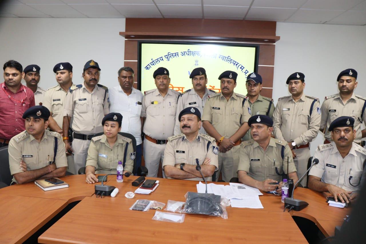 Gwalior News : दिनदहाड़े भीड़ भरे मार्ग पर हुई लूट का खुलासा, दो आरोपी गिरफ्तार