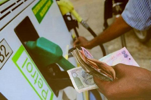 केंद्र की एक्साइज ड्यूटी में कटौती के बाद महाराष्ट्र सरकार ने किया पेट्रोल डीजल पर वैट कम, आमजन को मिलेगा लाभ