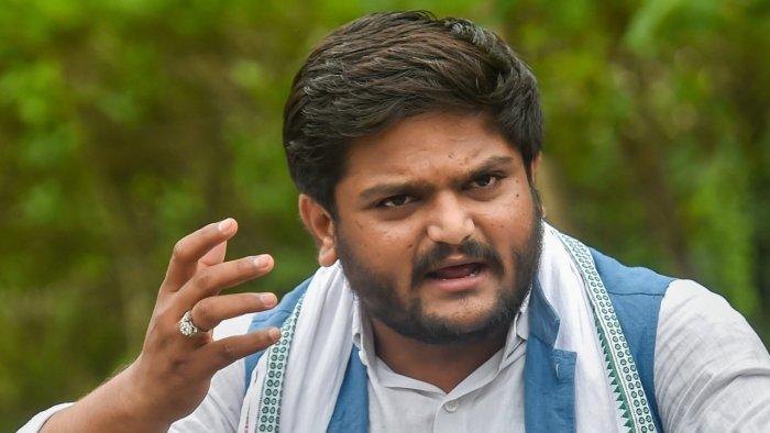 कांग्रेस को बड़ा झटका : हार्दिक पटेल ने गुजरात चुनाव से पहले पार्टी को सौंपा इस्तीफा