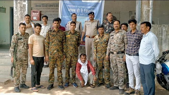 17 साल से फरार इनामी अपराधी चढ़ा पुलिस के हत्थे मौके से 12 बोर बन्दूक व कारतूस के जप्त