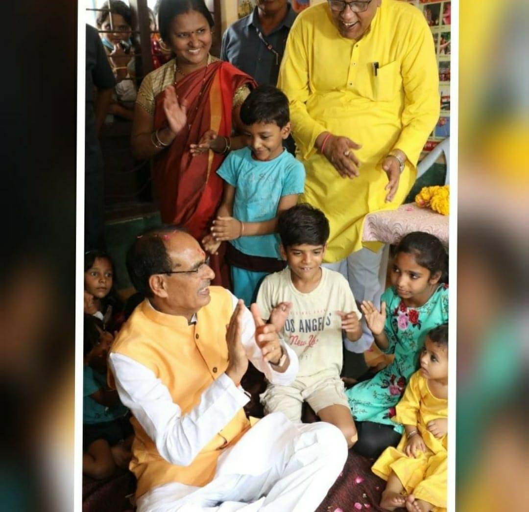बच्चों के साथ बच्चे बन गए सीएम शिवराज, सुनी कविताएं, लगाए ठहाके