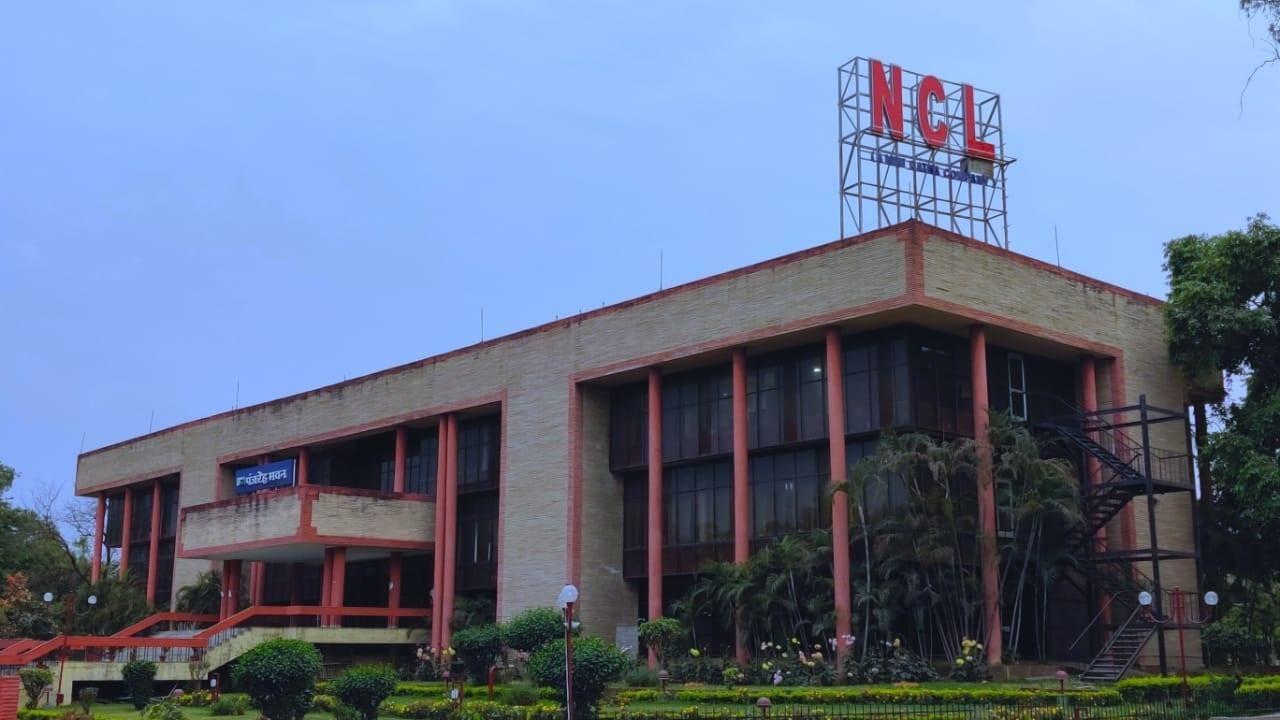 NCL की खदान में भीषण आग, प्रोडक्सन कार्य में लगी करोड़ों की मशीन जलकर खाक