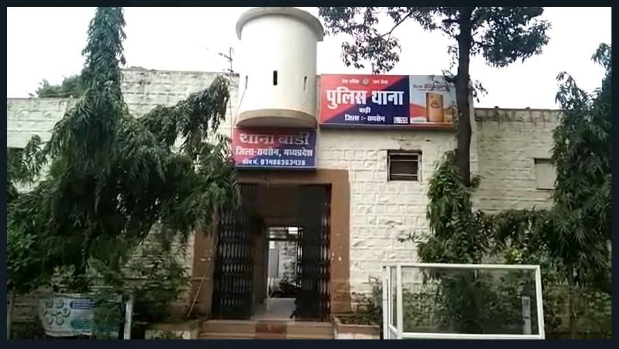 गजब है! पत्रकार की रिपोर्ट लिखने में ASI ने ले ली ₹200 की रिश्वत, अब वीडियो हो रहा वायरल