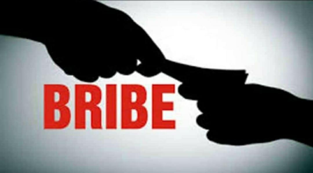 लोकायुक्त एक्शन : महिला अधिकारी 25,000 रुपये की रिश्वत लेते रंगे हाथ गिरफ्तार