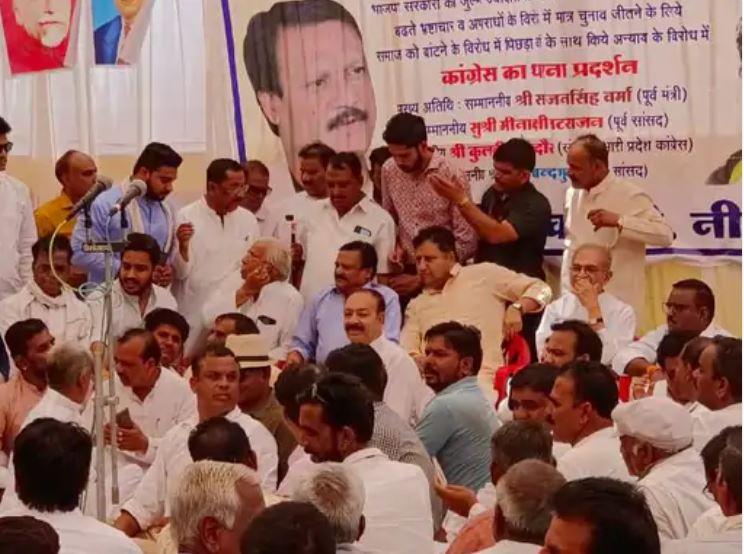 मध्य प्रदेश : नीमच में बापू का अपमान, कांग्रेस नेताओं से टूटी राष्ट्रपिता की तस्वीर