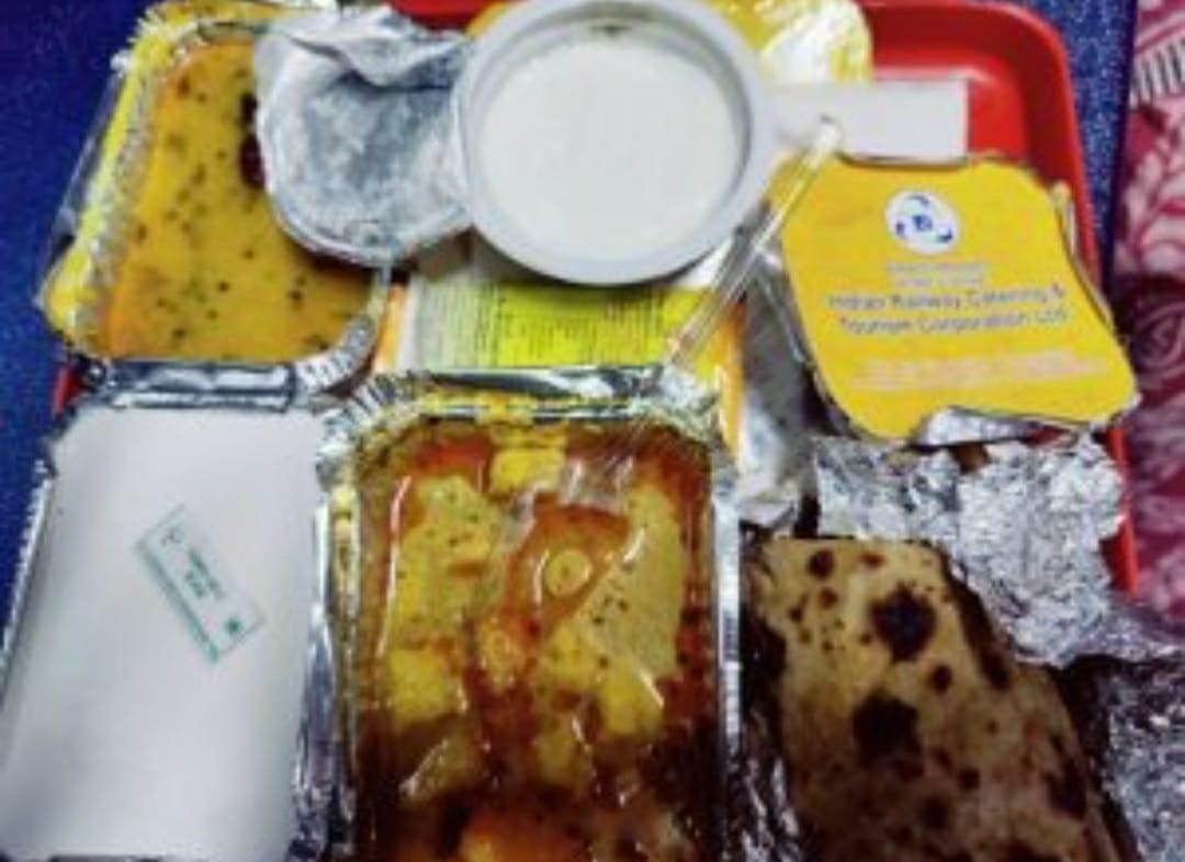 IRCTC : ख़राब खाने की शिकायत के बाद एक्शन में Indian Railways, जांच अभियान शुरू
