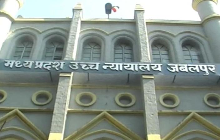 आरोपी को हथकड़ी लगाकर कोर्ट में किया पेश, कोर्ट ने पुलिस को लगाई फटकार