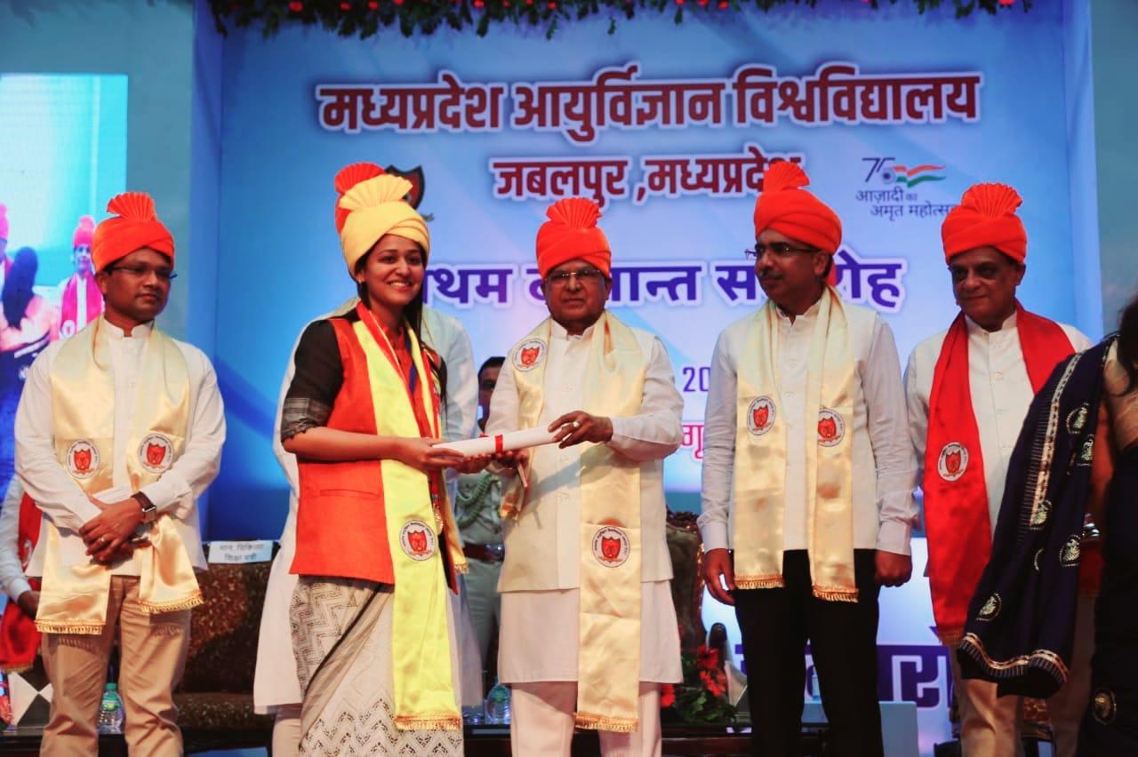 मेडिकल यूनिवर्सिटी के दीक्षांत समारोह में राशि हिंगणकर को गोल्ड मेडल, राज्यपाल मंगुभाई पटेल ने कही बड़ी बात