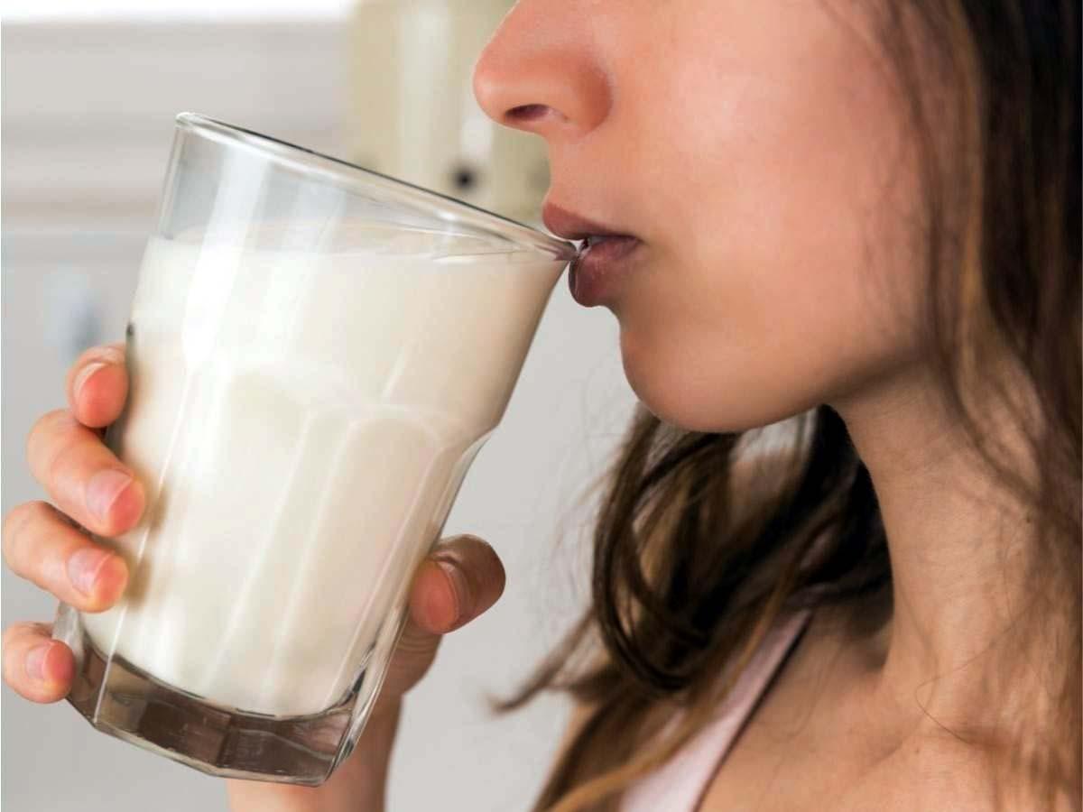 कच्चा दूध पीना सेहत के लिए फायदेमंद है या नुकसानदायक? यहां जानें
