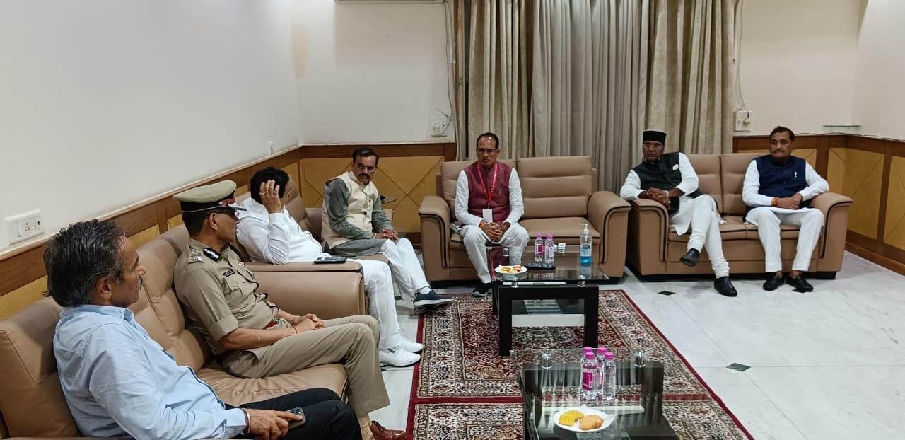 अतिवर्षा से उत्पन्न स्तिथियों पर मुख्यमंत्री शिवराज की समीक्षा बैठक शुरू, अधिकारियों को दिए निर्देश