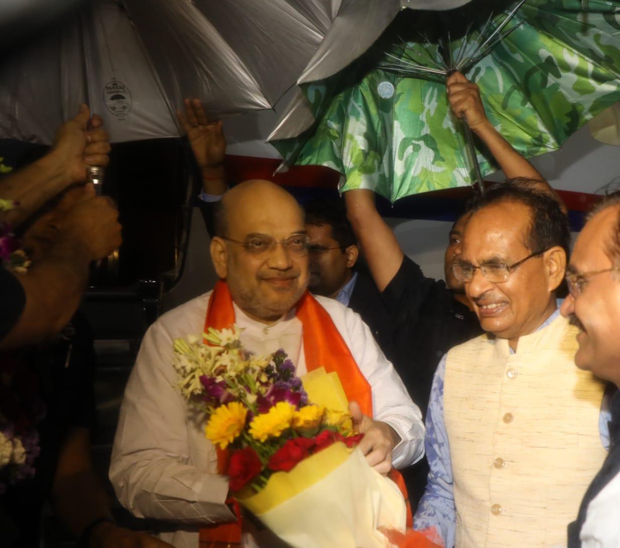 भोपाल पहुंचे गृह मंत्री अमित शाह का शिवराज ने किया जोरदार स्वागत, आज करेंगे कई कार्यक्रमों में शिरकत