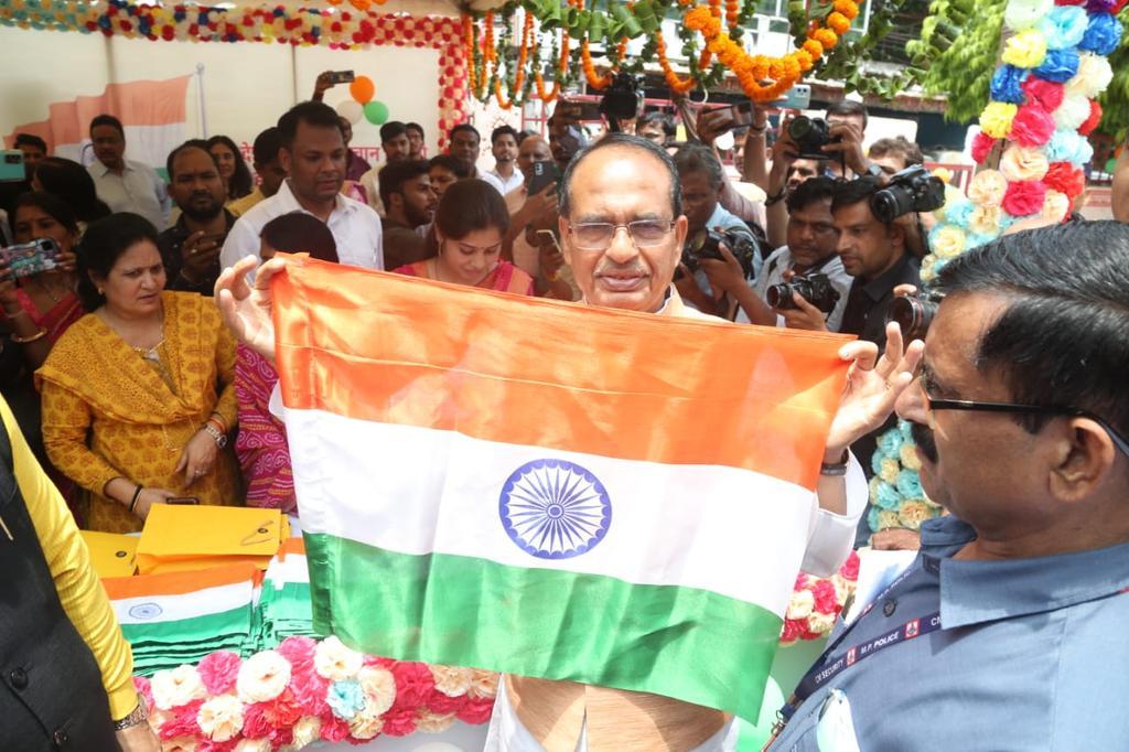 Har Ghar Tiranga : सीएम शिवराज ने खरीदा तिरंगा, आह्वान ‘मेहनत की कमाई से खरीदें राष्ट्रध्वज’