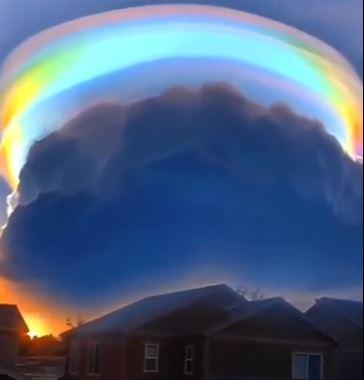 चीन में नजर आया अजीबो-गरीब इंद्रधनुष, आप भी देखें