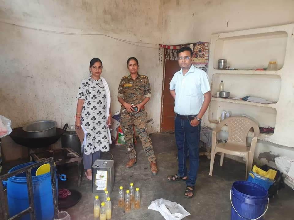 फूड विभाग की टीम ने घर में संचालित डेयरी पर मारा छापा, पढ़े पूरी खबर