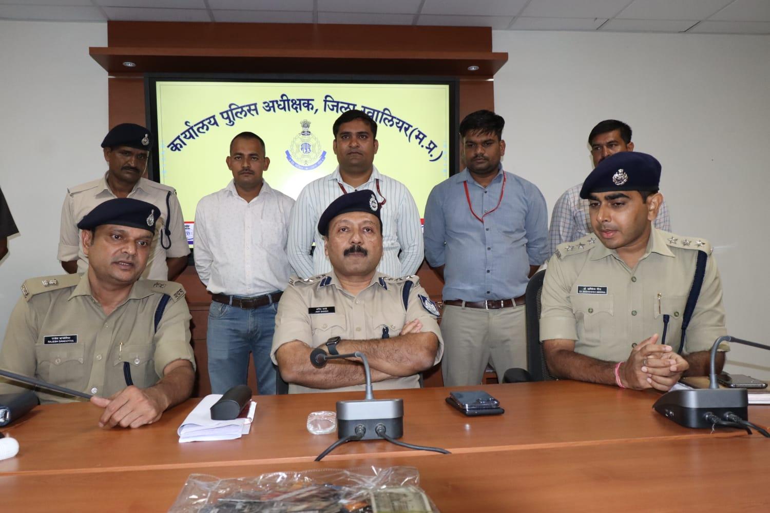 ATM कार्ड बदलकर रुपये निकालने वाले शातिर बदमाश गिरफ्तार, 61 ATM कार्ड मिले, दो लुटेरे भी पकड़े