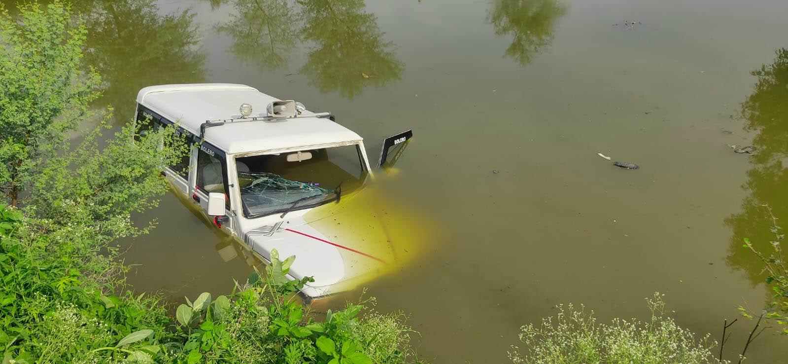 मिहोना के प्रभारी तहसीलदार की कार तालाब में पलटी, कलेक्टर ने दिए जाँच के आदेश, जिला मुख्यालय पर किया अटैच