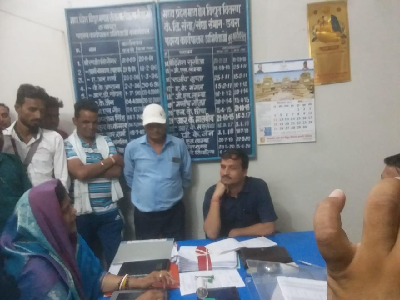 बिजली विभाग के कर्मचारियों ने लगाए सहायक यंत्री पर गंभीर आरोप, साथ काम करने से किया मना, इमरती देवी की अगुवाई में सौंपा ज्ञापन