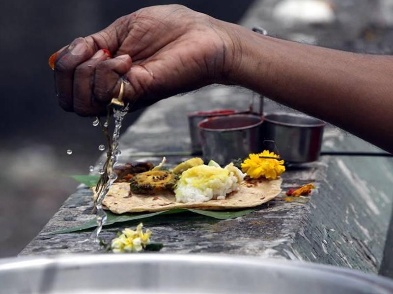 Pitru Paksha : पितरों की नाराजगी घर और परिजनों के लिए पड़ सकती है भारी, इन आसान उपायों से करें खुश