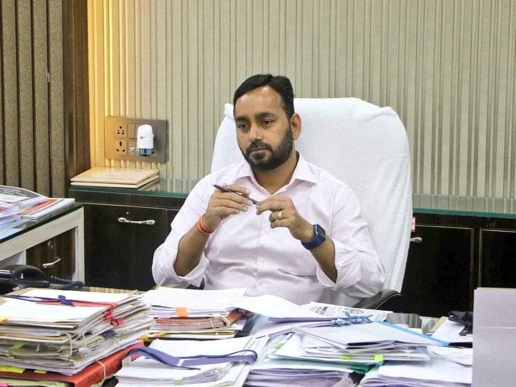 सतना कलेक्टर अनुराग वर्मा ने परिवार सहित कोविड में अनाथ हुए बच्चों के साथ मनाई दिवाली, बांटे मिठाई और गिफ्ट