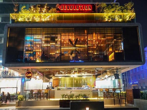 इंदौर के दो पब में पुलिस की कार्यवाई, जब्त किए डीजे, ये है वजह