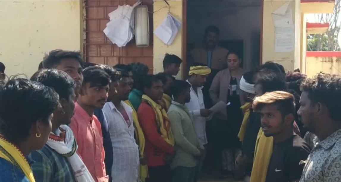 आदिवासी समाज ने नायब तहसीलदार को कलेक्टर के नाम सौंपा ज्ञापन, जानें पूरा मामला