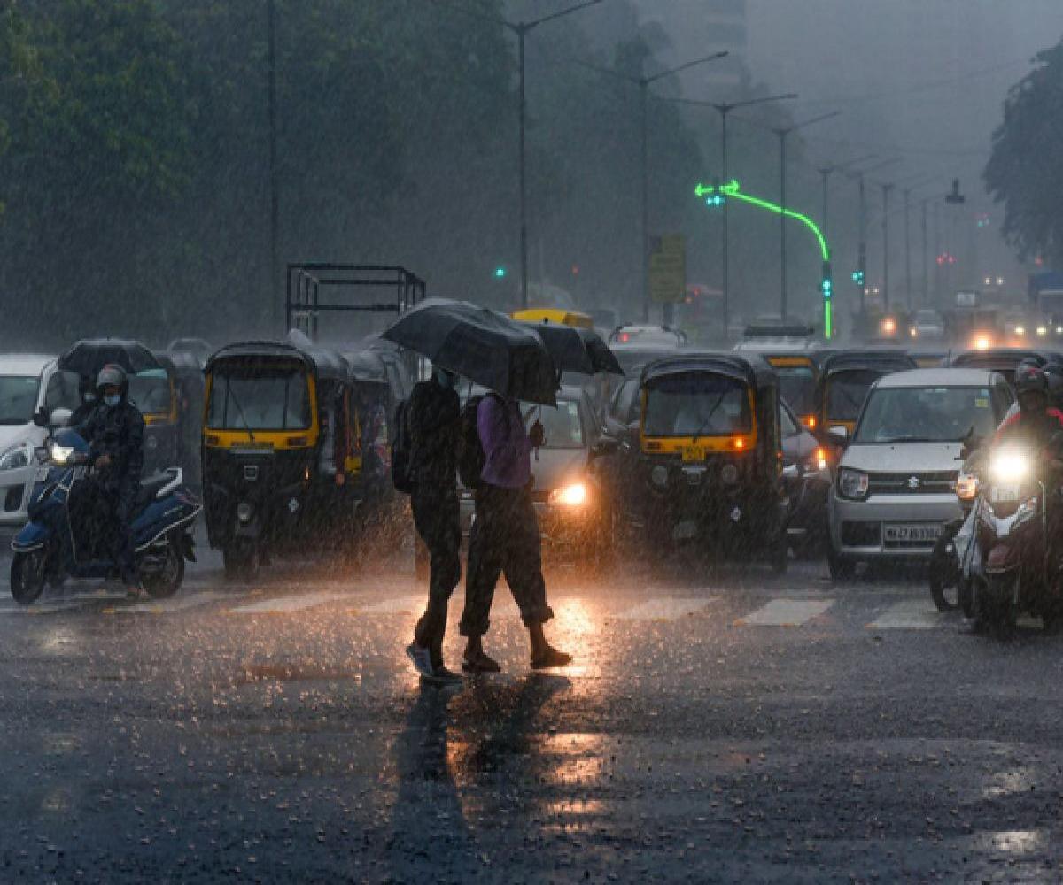 MP Weather Update : भोपाल सहित 20 जिले में बारिश, 3 संभागों में तेज आंधी-ओलावृष्टि की चेतावनी, गिरेगा तापमान, जानें IMD पूर्वानुमान